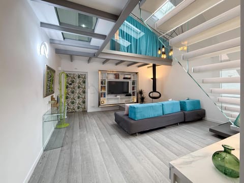 Communal lounge/ TV room, TV and multimedia, Living room, Seating area, Evening entertainment