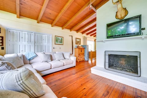 Waterfront Nolin Lake Gem Guest House and Balcony House in Nolin Lake