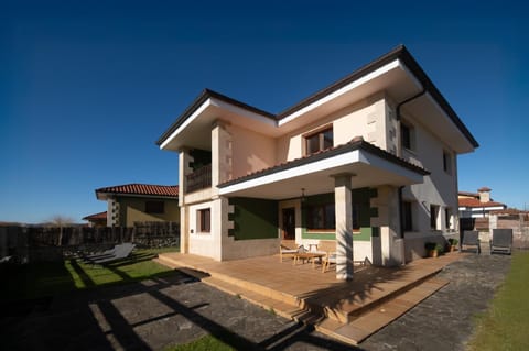 Property building, Facade/entrance, Garden, Balcony/Terrace