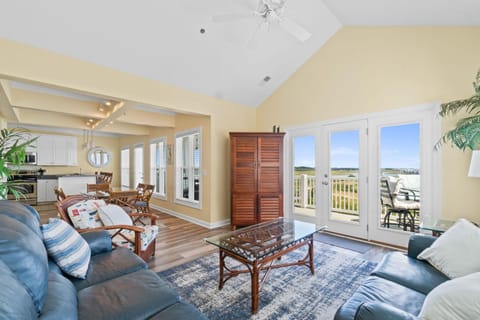 4 Bedroom 4 Bathroom Top Floor, Community Pool, Tennis and Elevator House in Ocean Isle Beach