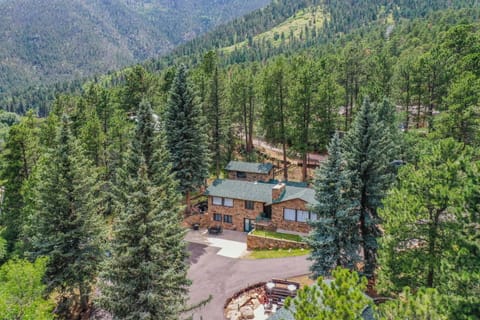 The Stone Lodge - Sleeps 15 - Hot Tubs - Game Room House in Cascade-Chipita Park