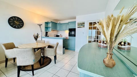 Dining area, minibar