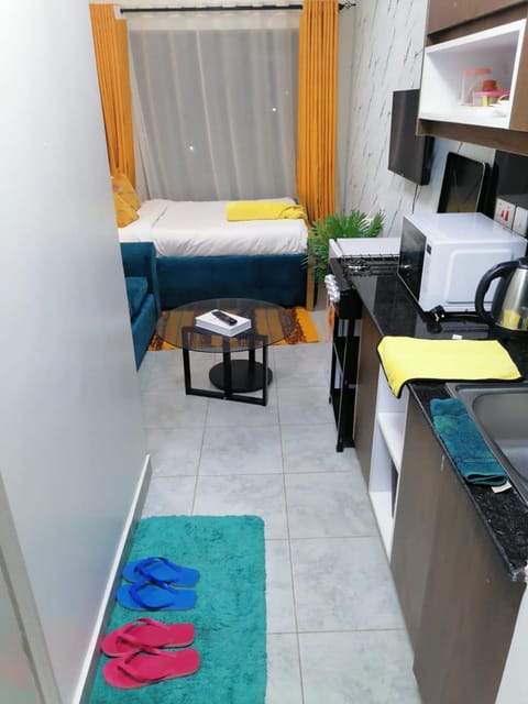 Bed, TV and multimedia, Kitchen or kitchenette, Photo of the whole room, Seating area