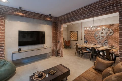Communal lounge/ TV room, TV and multimedia, Living room, Seating area, Evening entertainment
