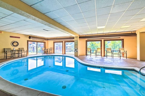 Less Than 1 Mi to Mt Snow Charming Condo with Fireplace House in Dover