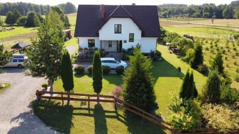 Property building, Day, Neighbourhood, Natural landscape, Garden view, Parking