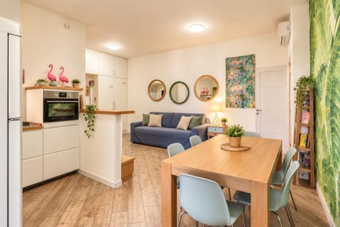 Kitchen or kitchenette, Seating area, Dining area