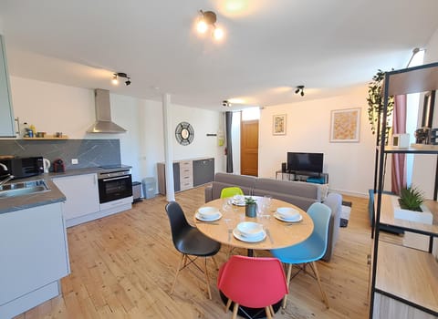 TV and multimedia, Kitchen or kitchenette, Living room, Seating area, Dining area
