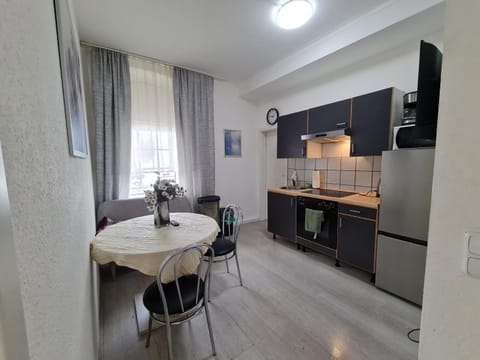 TV and multimedia, Kitchen or kitchenette, Dining area, oven, stove