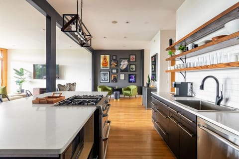 Coffee/tea facilities, Kitchen or kitchenette, dishwasher, flat iron, oven, stove, toaster