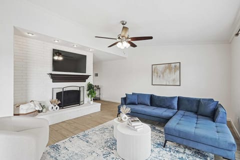 Charming 3BD 2BA Villa with Pool House in The Colony