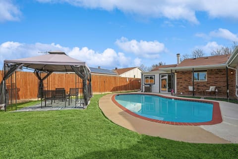 Charming 3BD 2BA Villa with Pool House in The Colony