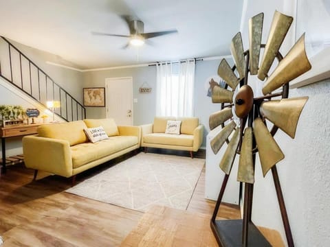 Upscale Townhouse Heart of SA's medical Center House in Leon Valley