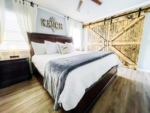 Upscale Townhouse Heart of SA's medical Center House in Leon Valley