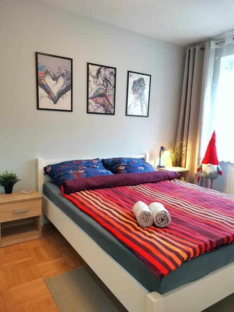 Bed, Photo of the whole room, Bedroom, towels