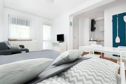 Bed, TV and multimedia, Living room, Seating area, Bedroom