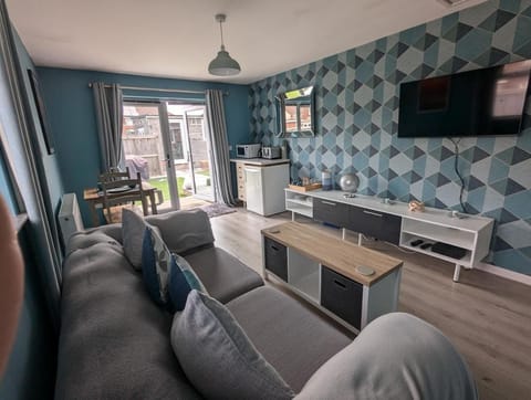 TV and multimedia, Living room, Seating area, Dining area