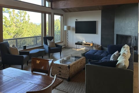 Cliffside Retreat House in Zephyr Cove