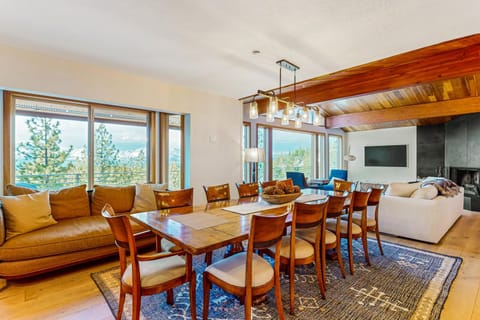 Cliffside Retreat House in Zephyr Cove