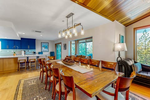 Cliffside Retreat House in Zephyr Cove