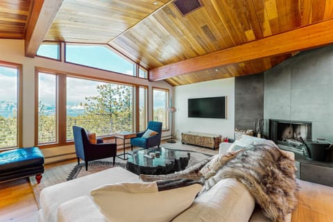 Cliffside Retreat House in Zephyr Cove