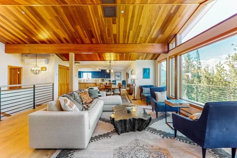 Cliffside Retreat House in Zephyr Cove