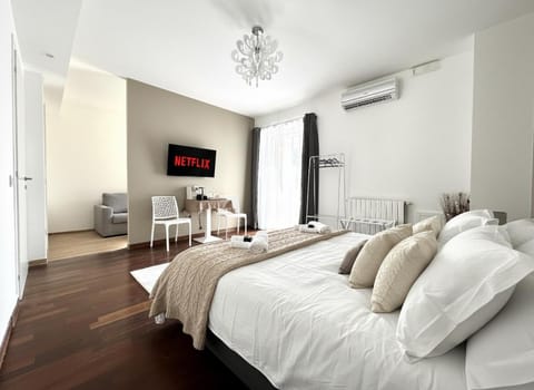 Bed, TV and multimedia, Living room, Bedroom, air conditioner