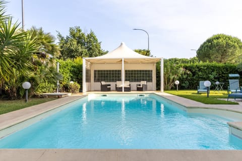 Property building, Garden, Swimming pool