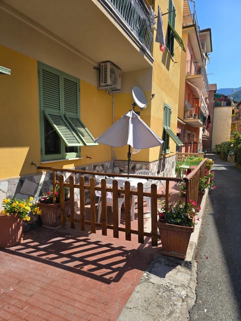 Property building, Balcony/Terrace, Street view
