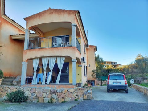 Property building, Day, Neighbourhood, Street view, Parking