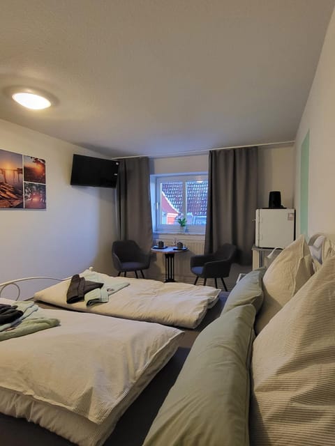 Bed, TV and multimedia, Seating area