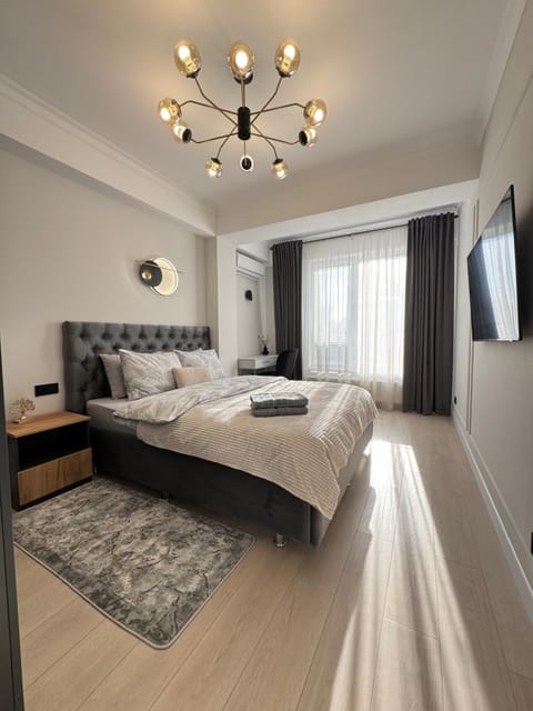 Bed, TV and multimedia, Photo of the whole room, Bedroom