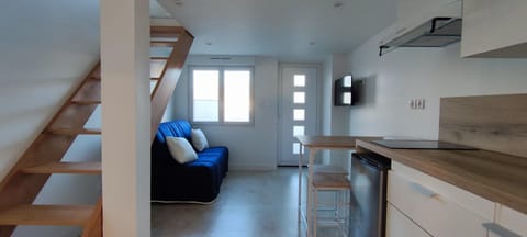 TV and multimedia, Kitchen or kitchenette, Living room, Dining area, stove