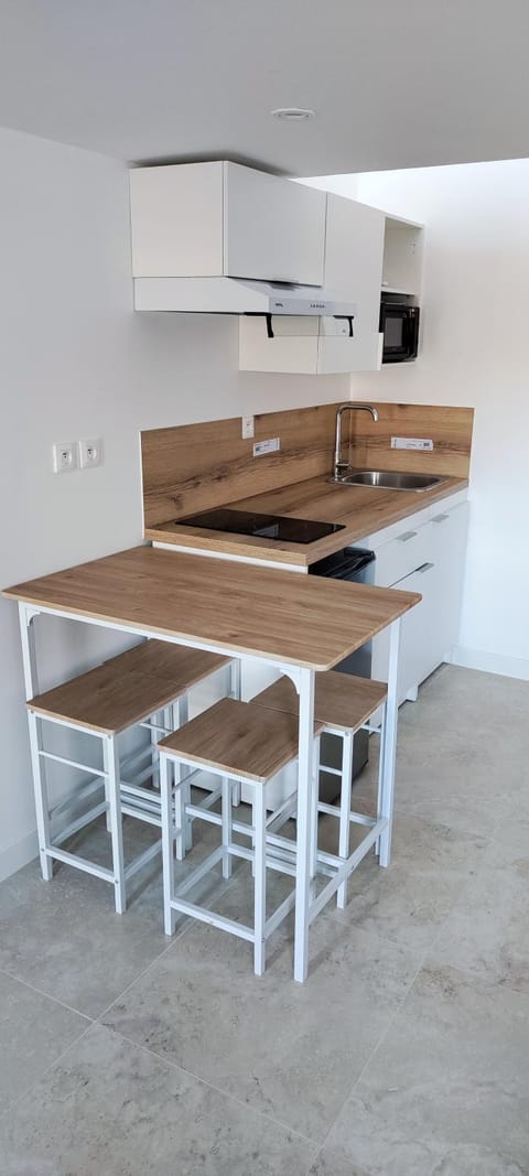 Kitchen or kitchenette, Dining area, stove