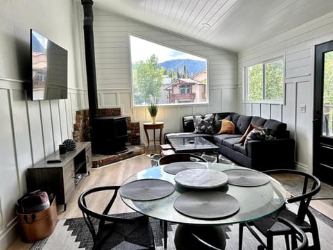 Communal lounge/ TV room, TV and multimedia, Living room, Seating area, Dining area, Evening entertainment
