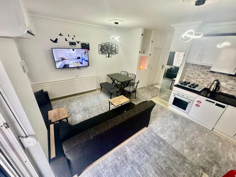 TV and multimedia, Kitchen or kitchenette, Living room, Seating area, Dining area, dishwasher, oven, stove