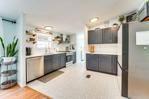 Half-Mi to Lakemont Park Family-Friendly Home! House in Altoona