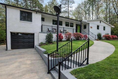 2 Mstr King Suites Lux Kitchen Games Location! House in Southern Pines