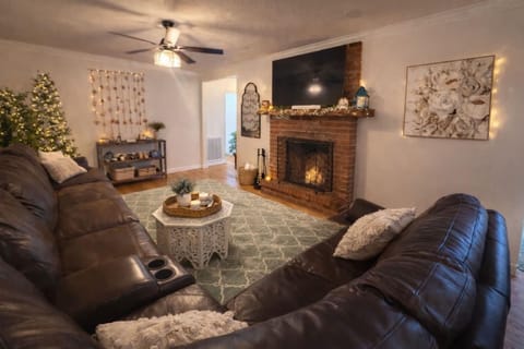 2 Mstr King Suites Lux Kitchen Games Location! House in Southern Pines