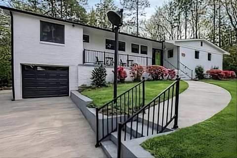 2 Mstr King Suites Lux Kitchen Games Location! House in Southern Pines