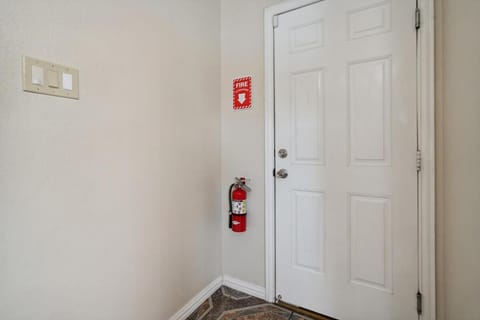 La Casita - Pool, Patio, Pacman! House in Euless