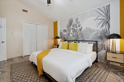 La Casita - Pool, Patio, Pacman! House in Euless