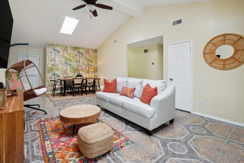 La Casita - Pool, Patio, Pacman! House in Euless