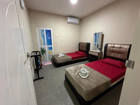 Bed, Photo of the whole room, Bedroom, towels, air conditioner