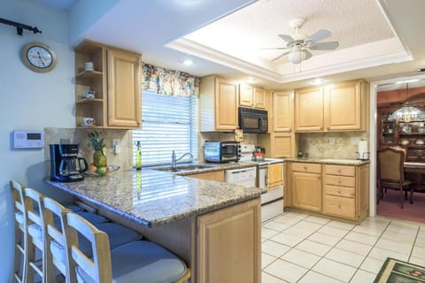 Kitchen or kitchenette, Kitchen or kitchenette, Dining area, oven, stove