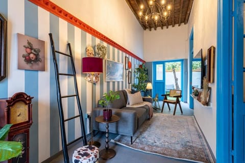 TV and multimedia, Living room, Decorative detail, Seating area, air conditioner
