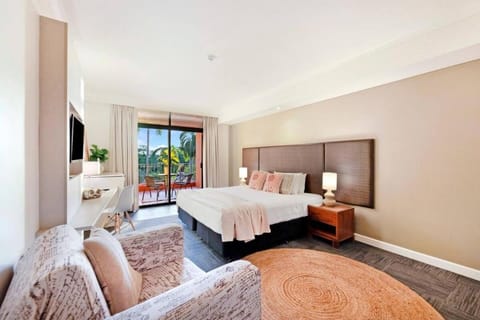 Bed, TV and multimedia, Bedroom