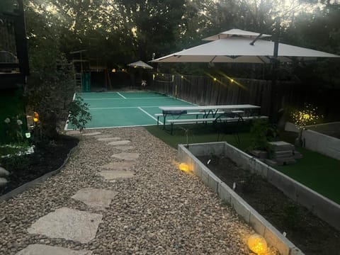 Patio, Day, Garden, Tennis court