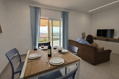 Communal lounge/ TV room, Seating area, Dining area