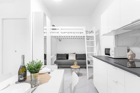Kitchen or kitchenette, Living room, Seating area, Dining area, stove